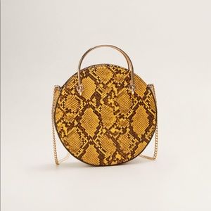 Snake print chain crossbody bag!